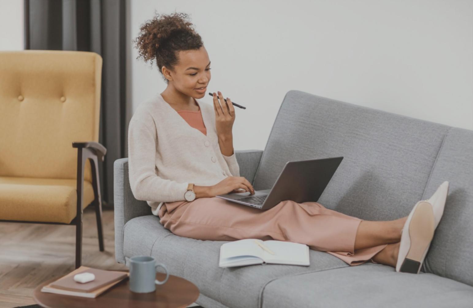 Arbeitsplatz mit Finanzunterlagen und Laptop während einer Planungssitzung